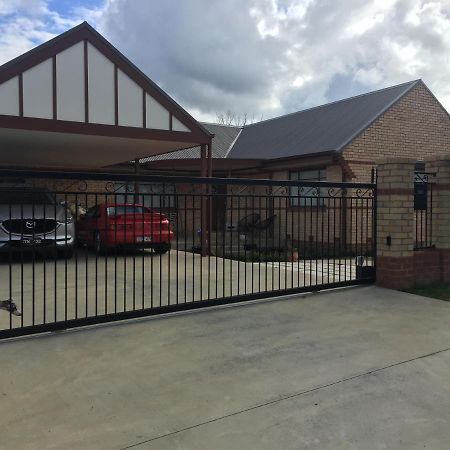 Modern, Private And Close To Town. Albury Esterno foto